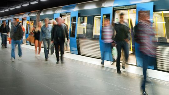 地铁终点站的繁忙景象，行人穿梭的模糊画面