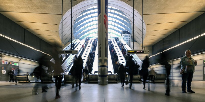 Imagen de los viajeros dentro de la estación Canary Wharf en Londres
