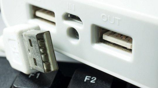 USB電源供給の画像 白いボタンに近い