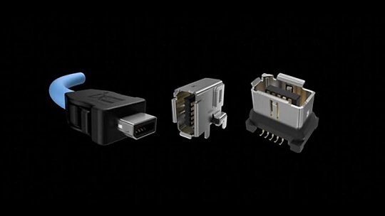 黒い背景に対して表示された3つのUSBコネクタとポートの詳細なビュー。