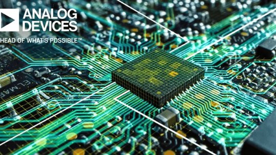 鮮やかな緑の回路基板に組み込まれたAnalog Devicesのマイクロチップのクローズアップビュー