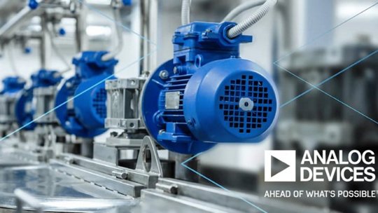 Eine Reihe blauer Industriemotoren wird in einer Fertigungsumgebung präsentiert.