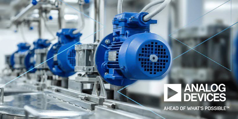 Una fila de motores industriales azules se exhibe en un entorno de fabricación.