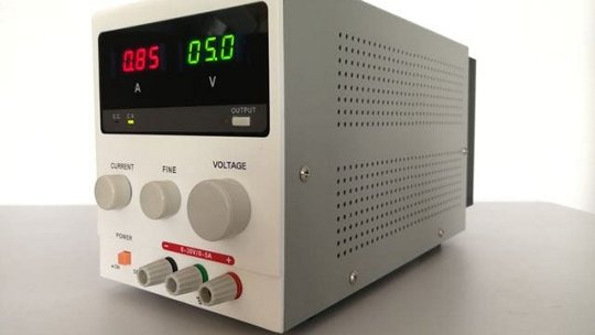 電圧と電流の読み取り値を表示する明瞭なLEDディスプレイを備えたコンパクトなデジタル電源ユニット。