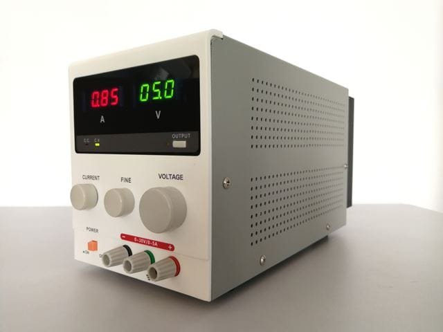 電圧と電流の読み取り値を表示する明確なLEDディスプレイを備えたコンパクトなデジタル電源ユニット。