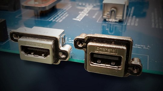 两个金属制的HDMI连接器在特写视图中展示，安装在蓝色电路板上。连接器采用矩形设计，带有明显的接口和安装孔。