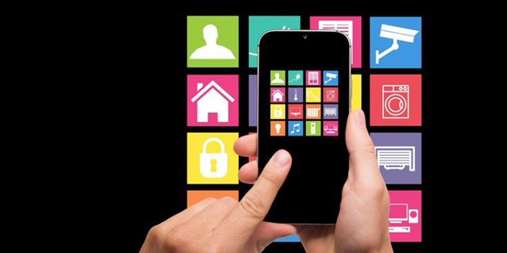 Eine Nahaufnahme von Händen, die ein Smartphone halten, auf dessen Bildschirm farbenfrohe Symbole für die Heimautomatisierung angezeigt werden.