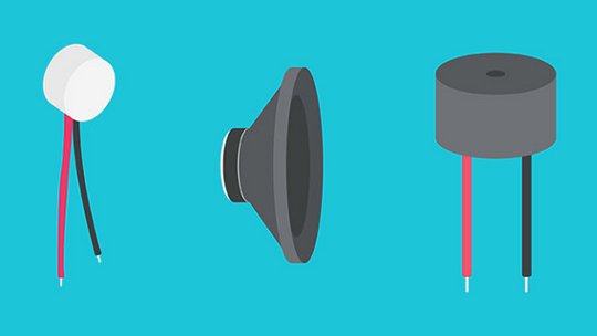 밝은 파란색 배경 위에 세 개의 전자 부품이 전시되어 있습니다.