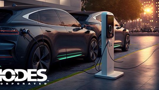 夜間、モダンな充電ステーションに2台の洗練された電気自動車が停車し充電されている。