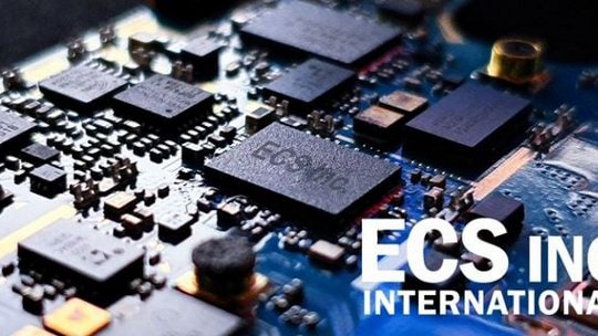 Vista detallada de una placa de circuito con la marca ECS Inc International.