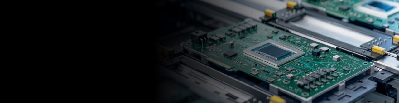 최첨단 제어실에서 미래형 인간형 로봇이 태블릿 기기와 상호작용하고 있습니다.