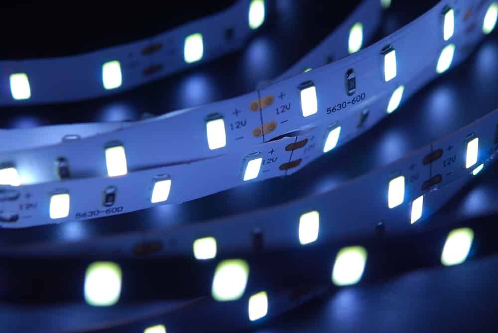 Un gros plan de bandes lumineuses LED émettant une lumière blanche et bleue éclatante.