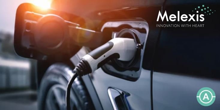 Se muestra un vehículo eléctrico siendo cargado, con una vista en primer plano del puerto de carga y el cable. El entorno parece ser al aire libre durante el día, con un cálido resplandor de luz solar. El logotipo de Melexis y el lema 'Innovación con Corazón' son claramente visibles en la esquina superior derecha.
