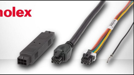中立的な背景に展示されたMolex電気コネクタとケーブルのセット