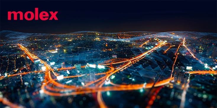 Un paisaje urbano vibrante por la noche con carreteras y edificios iluminados, con el logotipo de Molex destacado de manera prominente en la esquina superior izquierda. La imagen muestra un concepto de red futurista con caminos brillantes y superposiciones geométricas. La escena transmite innovación y conectividad en un entorno urbano.