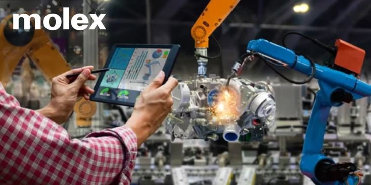 Un entorno de fábrica mostrando brazos robóticos avanzados ensamblando piezas de maquinaria. Una persona con camisa de cuadros utiliza una tableta que muestra datos y análisis para monitorizar el proceso. El logotipo de Molex es claramente visible, enfatizando la participación de la marca en la automatización industrial.