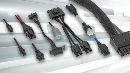 さまざまな構成の黒と灰色の電気コネクターおよび配線。