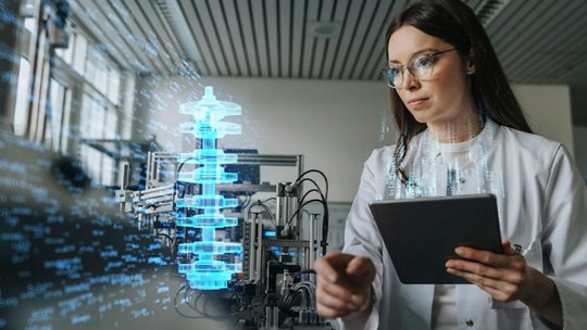 一位穿着白色实验室外套的科学家在高科技实验室环境中操作平板电脑。