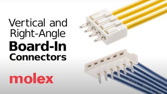 モレックスの縦型および直角ボードインコネクターに接続された黄色と青の配線のクローズアップ写真