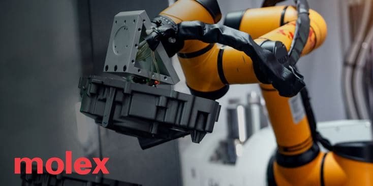 工業環境において、黄色いロボットアームが機械部品を掴んでいる様子が描かれています。