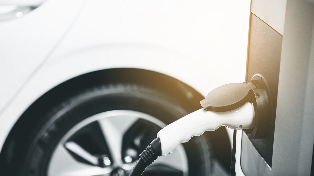 充電ステーションで電気自動車のバッテリーを充電する。