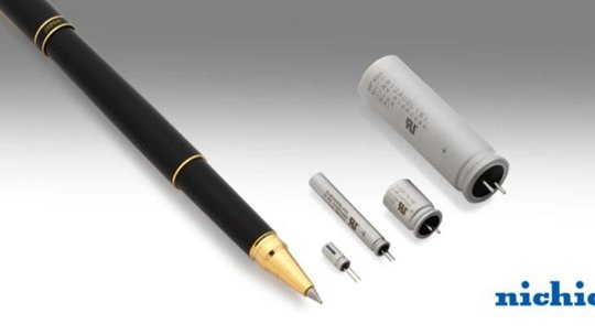 金のアクセントが施された黒い万年筆の横に並んでいるニチコンコンデンサーのコレクション