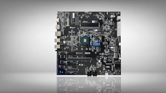 Una vista dettagliata della scheda madre di un computer che mostra vari porte, circuiti e chip.