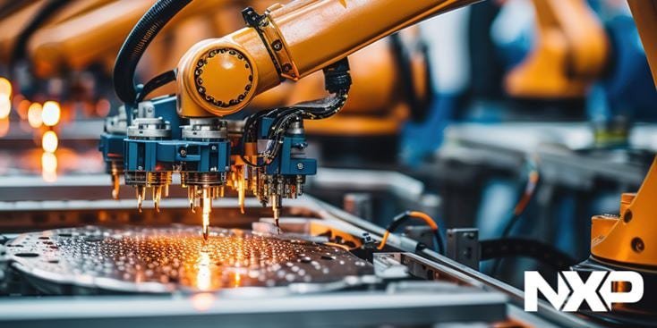 産業用ロボットアームが回路基板組立ラインで稼働している様子が示されています。