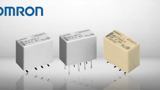 白い背景に対して3つのOmron電子リレーが表示されています。リレーには、「5V DC」や「10A 250V AC」などの技術仕様が表面に印刷されているのが確認できます。