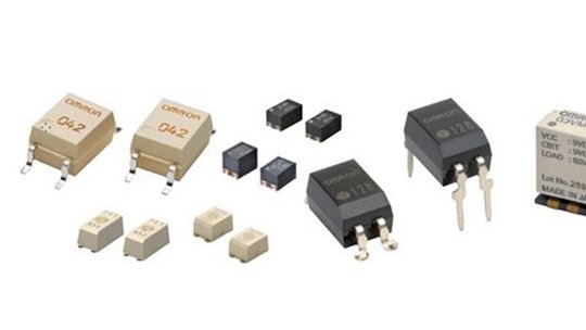 Componenti elettronici assortiti, tra cui transistor e circuiti integrati, di varie forme e dimensioni, disposti su uno sfondo bianco.