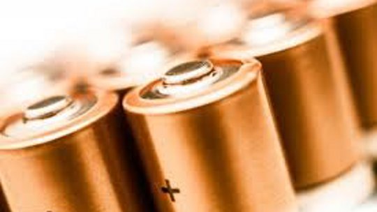 Una vista dettagliata di più batterie cilindriche con cime di rame disposte in fila.