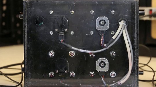 内部配線や部品が見える黒い長方形の電子機器