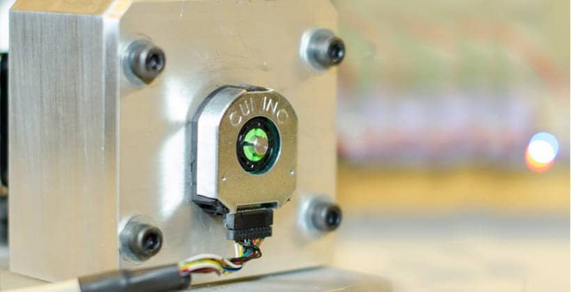 金属ハウジング内に取り付けられた、「CUI INC」とラベル付けされた産業用センサーの詳細なビュー