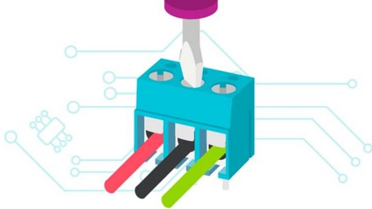 一个带有三根黑色、红色和绿色电线的多彩电气连接器，连接到一个蓝色端子块上