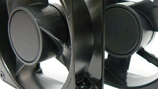 两个重叠的黑色电脑风扇，带有风叶和电机外壳。