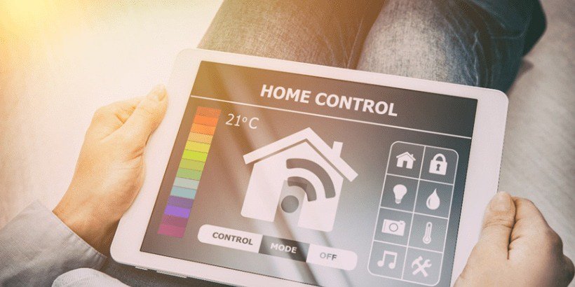 Eine Person hält ein Tablet, das eine Smart-Home-Steuerungsoberfläche zeigt.