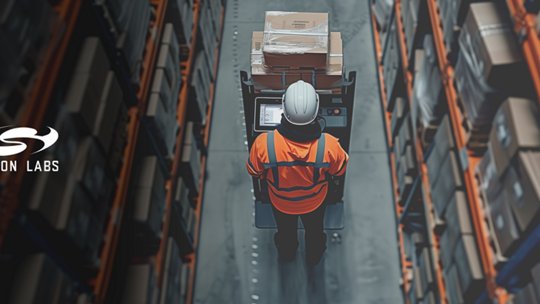 倉庫で働く男性の画像