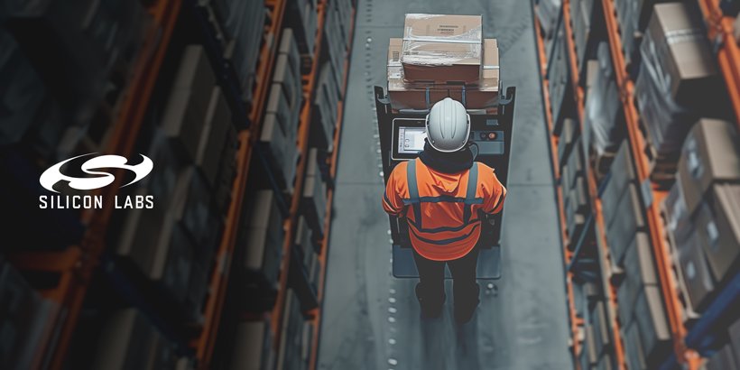 倉庫で作業している男性の画像