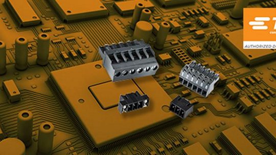 Diversi connettori elettronici grigio scuro sono disposti su una scheda circuitale dettagliata.