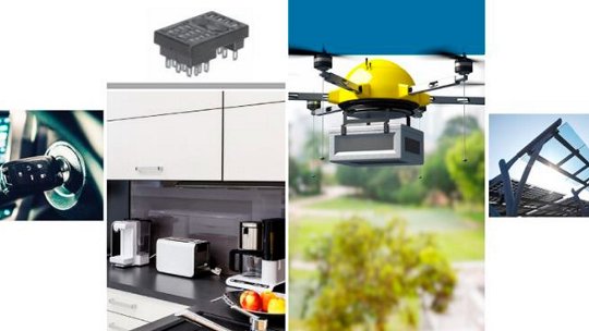 公園のような環境で、黄色いドローンが荷物を運びながら屋外を飛行している様子が描かれています。