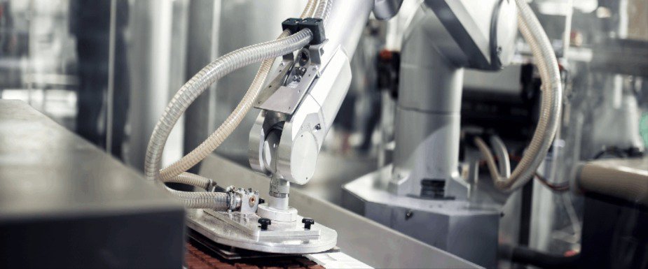 近代的な工業工場で吸着技術を備えたロボットアームのクローズアップ