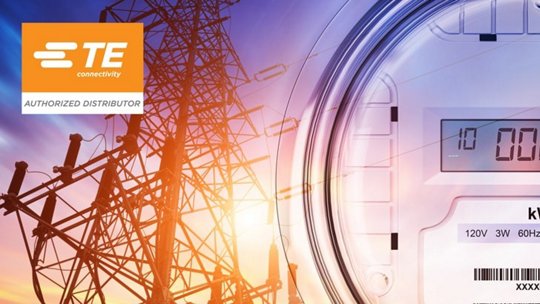 Ein digitaler Stromzähler, der den Energieverbrauch in kWh anzeigt, wird zusammen mit einem TE Connectivity-Logo dargestellt.