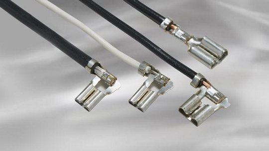 4つの電線コネクタの金属端子を特徴としたクローズアップビュー