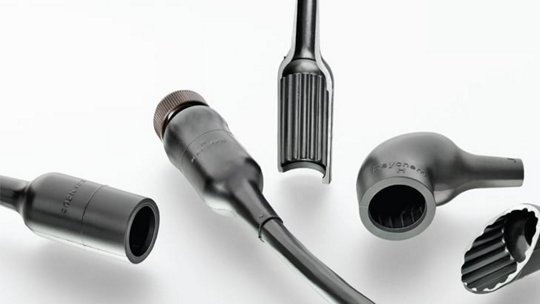 白い清潔な背景に並べられた黒い金属製工具アタッチメントのコレクション