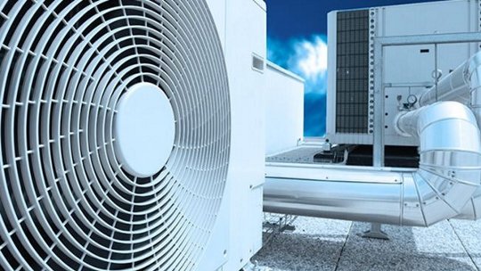 工業用HVACユニットのクローズアップで、大型の円形ファンと金属製のダクトが特徴的です。