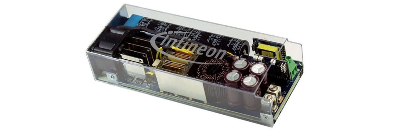 Nahaufnahme eines Infineon-Elektronikmoduls mit sichtbaren Kondensatoren und Schaltungskomponenten.