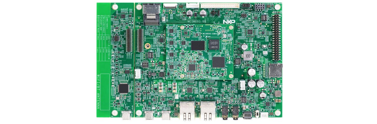 Eine detaillierte grüne Leiterplatte mit verschiedenen elektronischen Komponenten, darunter Chips, Kondensatoren und Steckverbinder.