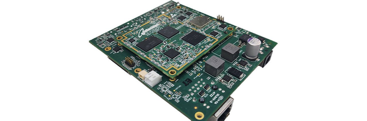 Eine detaillierte Ansicht gestapelter grüner Leiterplatten mit mehreren Mikrochips und elektronischen Komponenten.