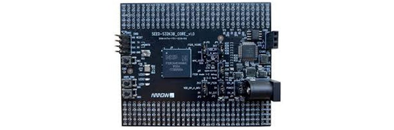 Eine schwarze Mikrocontroller-Entwicklungsplatine mit einem zentralen Prozessorchip und verschiedenen elektronischen Bauteilen.