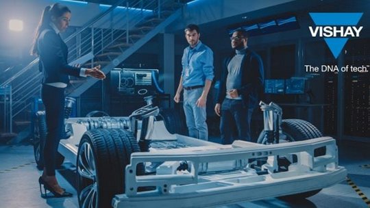 Un grupo de ingenieros examina un prototipo automovilístico futurista en un laboratorio de alta tecnología. El entorno cuenta con pantallas de computadora avanzadas y una iluminación industrial, destacando la innovación y la tecnología.